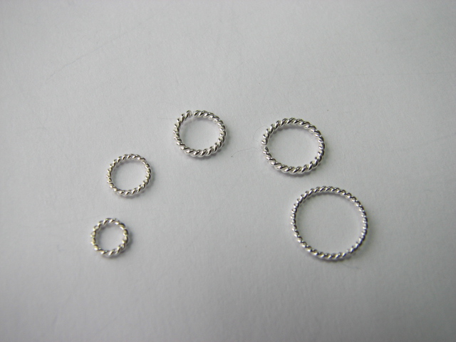 S. S. Jump Ring Open 4mm (Twisted)